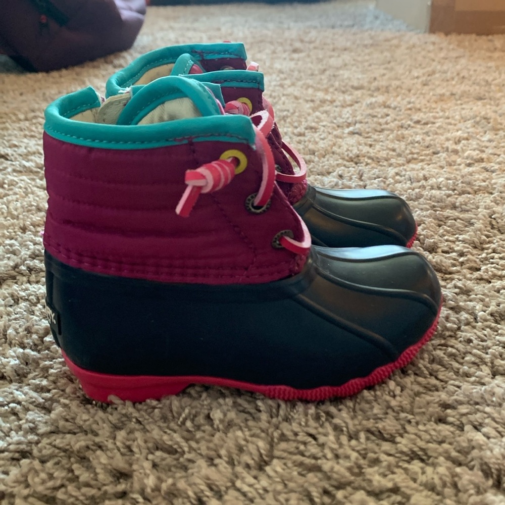 Never worn girls’ toddler Sperry snowboots. Size 7.